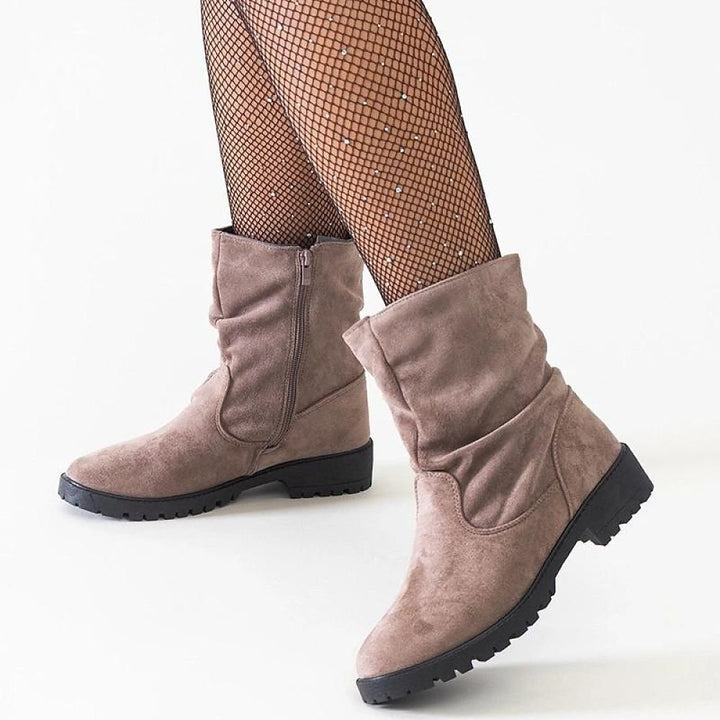 Hinda – Rynkade Ankelboots i Eco-Suede